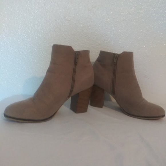 Apt. 9 women's size 8.5 tan high heel ankle boots - Picture 3 of 12